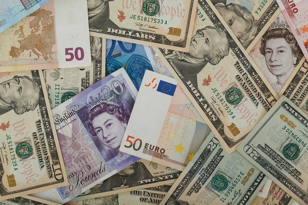 Carte prepagate multivaluta: immagine di banconote di vari paesi
